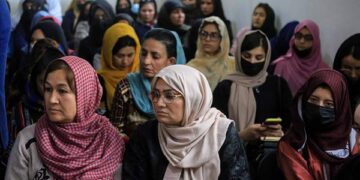 Mujeres afganas se reúnen durante una ceremonia organizada por la sociedad civil, políticos y ancianos tribales, para exigir al gobierno talibán que permita la educación secundaria para las niñas en Kabul el 21 de abril de 2022 (Foto: EFE)