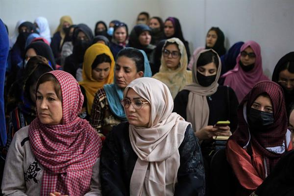 Mujeres afganas se reúnen durante una ceremonia organizada por la sociedad civil, políticos y ancianos tribales, para exigir al gobierno talibán que permita la educación secundaria para las niñas en Kabul el 21 de abril de 2022 (Foto: EFE)