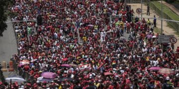 Miles de seguidores del presidente electo de Brasil Luiz Inácio Lula da Silva, se reúnen hoy en la plaza de los tres poderes para celebrar la posesión presidencial de Lula, en Brasilia (Brasil). EFE/Antonio Lacerda