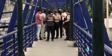 Las autoridades de Guayaquil comenzaron la investigación sobre la cabeza humana encontrada en un puente peatonal (Foto: El Universo)