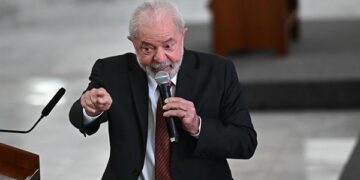 El presidente de Brasil, Luiz Inácio Lula da Silva, habló este miércoles durante una reunión con representantes de centrales sindicales, en el Palacio de Planalto en Brasilia (Foto: EFE)