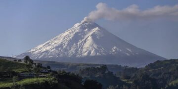 La reciente actividad del volcán Cotopaxi ha comenzado a generar problemas en las poblaciones aledañas (Foto: AP)