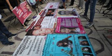 Familiares de desaparecidas y víctimas de feminicidio colocan pancartas durante una rueda de prensa en la Glorieta de las Mujeres que luchan, en Ciudad de México (México). Imagen de archivo. EFE/Sáshenka Gutiérrez