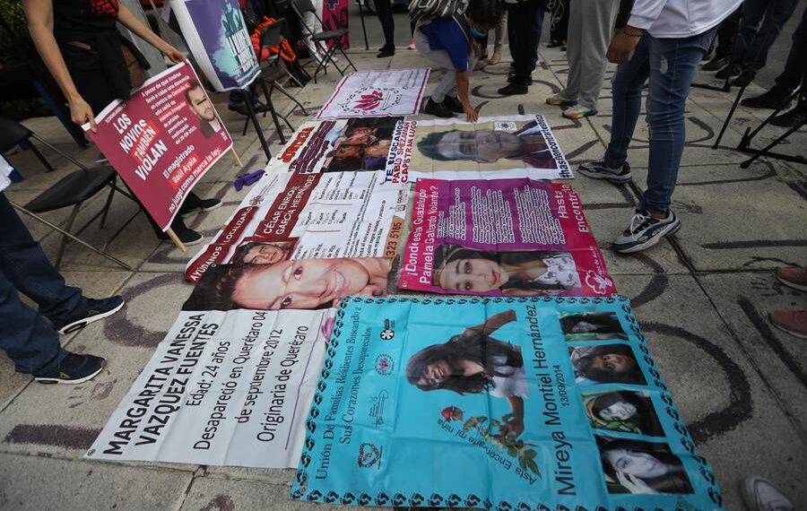 Familiares de desaparecidas y víctimas de feminicidio colocan pancartas durante una rueda de prensa en la Glorieta de las Mujeres que luchan, en Ciudad de México (México). Imagen de archivo. EFE/Sáshenka Gutiérrez