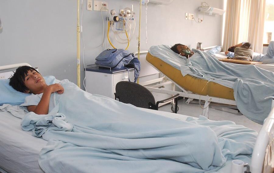 Un hombre infectado por el mosquito "aedes aegypti" recibe atención médica en un hospital de Cochabamba (Bolivia). EFE/Jorge Abrego