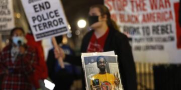 Decenas de personas fueron registradas este viernes, 27 de enero, al protestar en Atlanta (Georgia, EE.UU.) por la muerte del afroamericano Tyre Nichols, de 29 años, luego de recibir una paliza por parte de un grupo de policías de Memphis (Tennessee). EFE/Erik Lesser