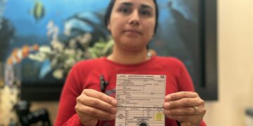 La señora Yésica Guadalupe Pacheco, muestra un carnet de vacunación antirrábica de un integrante de su familia expedida por la Secretaria de Salud, el 26 de enero de 2023, en Hermosillo, Sonora (México). EFE/Daniel Sánchez