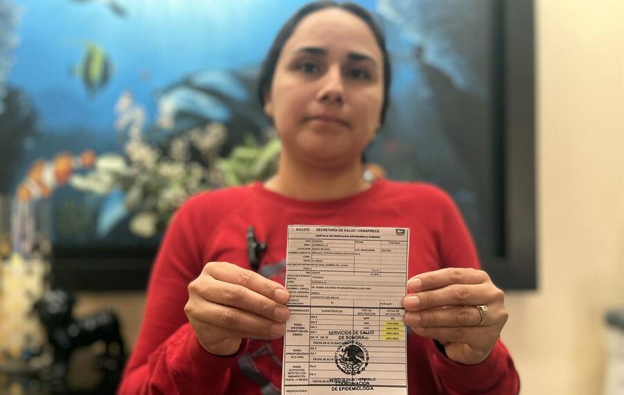 La señora Yésica Guadalupe Pacheco, muestra un carnet de vacunación antirrábica de un integrante de su familia expedida por la Secretaria de Salud, el 26 de enero de 2023, en Hermosillo, Sonora (México). EFE/Daniel Sánchez