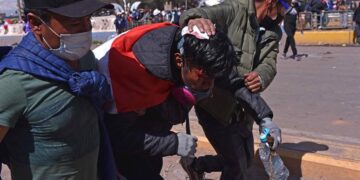 Un herido durante los enfrentamientos entre manifestantes y la policía fue registrado este lunes, 9 de enero, al ser trasladado para ser atendido, en Juliaca (Perú). EFE/Stringer