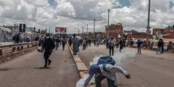 Enfrentamientos entre manifestantes y la policía en Juliaca (Perú). EFE/Aldair Mejía