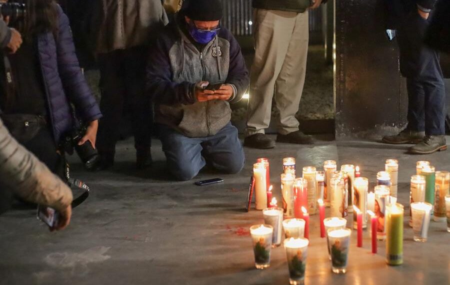 Periodistas de varios medios realizan una vigilia en honor a los periodistas Lourdes Maldonado y Margarito Martínez, a un año de que se cometieran sus asesinatos, hoy, en la plaza cívica de la Libertad de Expresión de Tijuana, Baja California (México). EFE/ Joebeth Terriquez