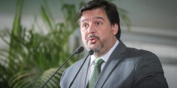 El ministro uruguayo de Ambiente, Adrián Peña, ha sido cuestionado por haberse presentado como licenciado en la época que era diputado (Foto: EFE)