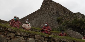 Personas en Machu Picchu (Perú), en una fotografía de archivo. EFE/Paolo Aguilar