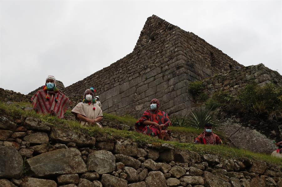 Personas en Machu Picchu (Perú), en una fotografía de archivo. EFE/Paolo Aguilar