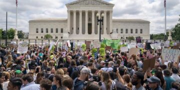 Personas a favor y en contra del derecho al aborto se manifiestan frente al Tribunal Supremo de Estados Unidos, en Washington (Archivo EFE)