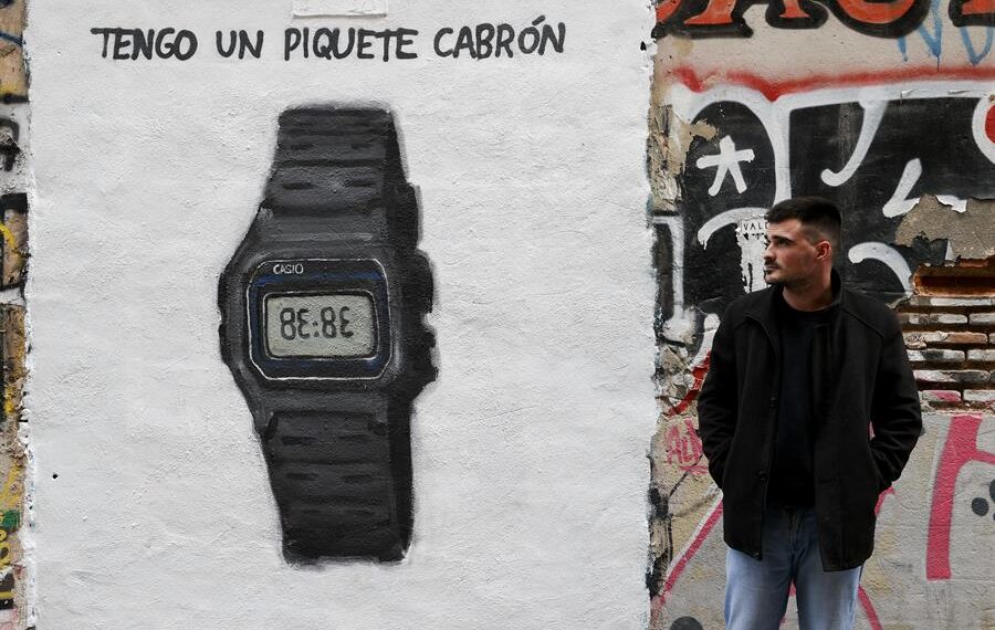 El grafitero J.Warx posa ante su grafiti que alude al último éxito de la cantante colombiana Shakira donde arremete su exmarido y exjugador del Bacelona, Gerard Piqué. EFE/Manuel Bruque
