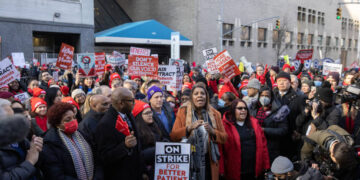 Miles de enfermeras iniciaron una huelga este lunes en Nueva York (Foto: Getty Images)