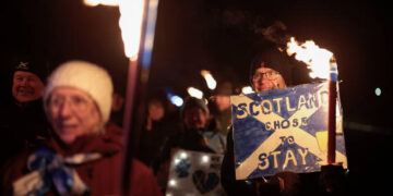 Cientos de escoceses salieron a las calles de Edimburgo para exigir el retorno a la Unión Europea (Foto: Getty Images)