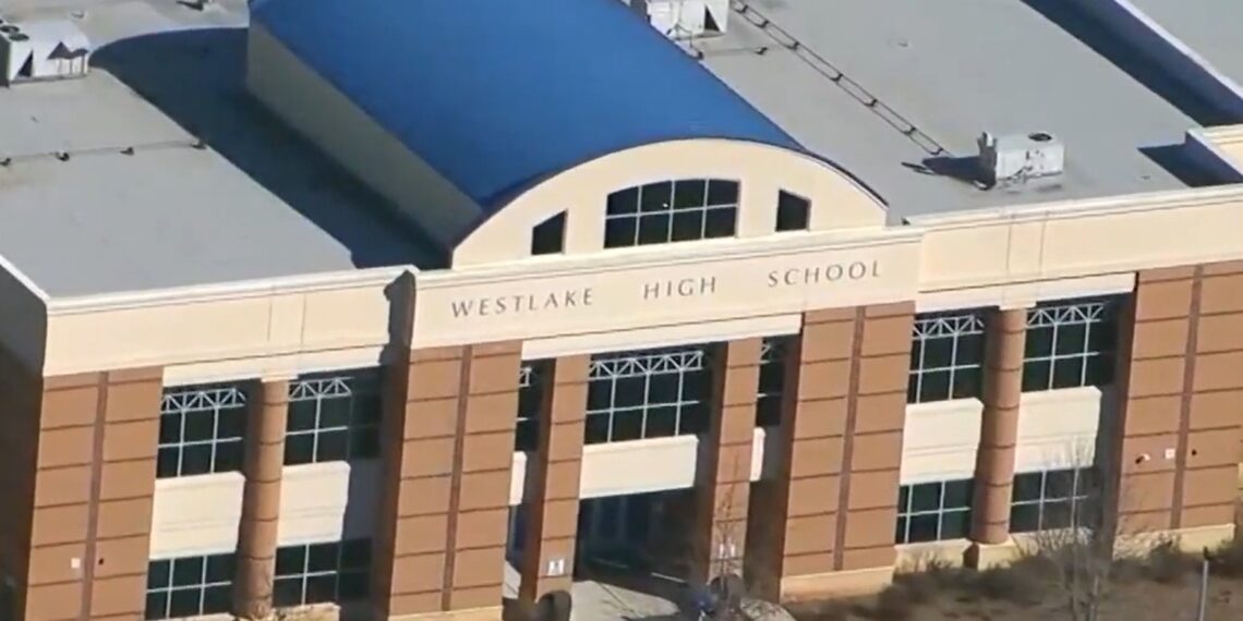 Los padres afirman que al menos 350 estudiantes fueron retirados de la escuela tras un fallo en el sistema de verificación de residencia (Foto: FOX 5 Atlanta)