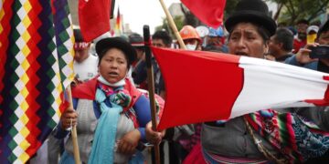 Manifestantes participan en una marcha bloqueada por policías y que se dirigía al Congreso al margen de la llamada "toma de Lima", en Lima (Perú). EFE/ Paolo Aguilar