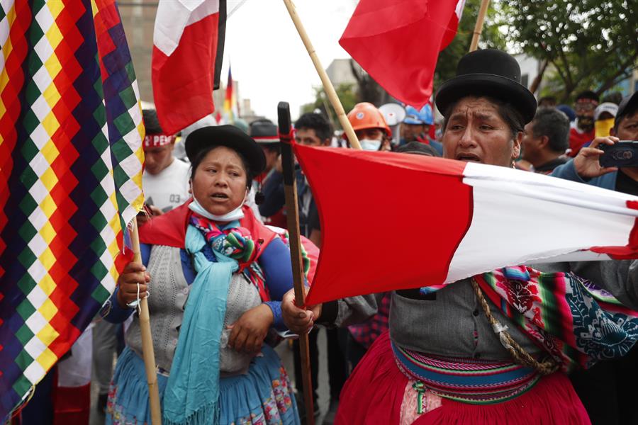 Manifestantes participan en una marcha bloqueada por policías y que se dirigía al Congreso al margen de la llamada "toma de Lima", en Lima (Perú). EFE/ Paolo Aguilar