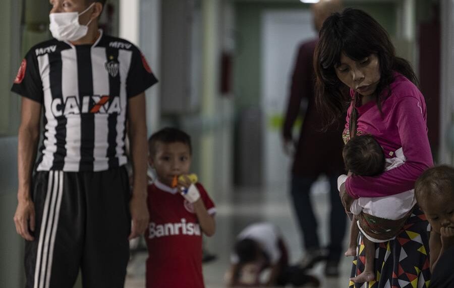Un bebé yanomami es visto con su madre en el Hospital Infantil Santo Antonio en Boa Vista, la capital de Roraima, hoy en la región norte de Brasil. EFE/Raphael Alves