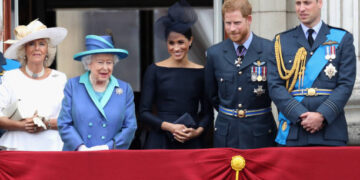 Los príncipes Harry y William no habrían estado de acuerdo con el matrimonio de su padre con la ahora reina consorte Camilla (Foto: Getty Images)