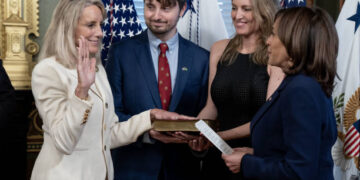 La vicepresidenta, Kamala Harris, juramento a la nueva embajadora de Estados Unidos en Brasil este lunes (Foto: Getty Images)