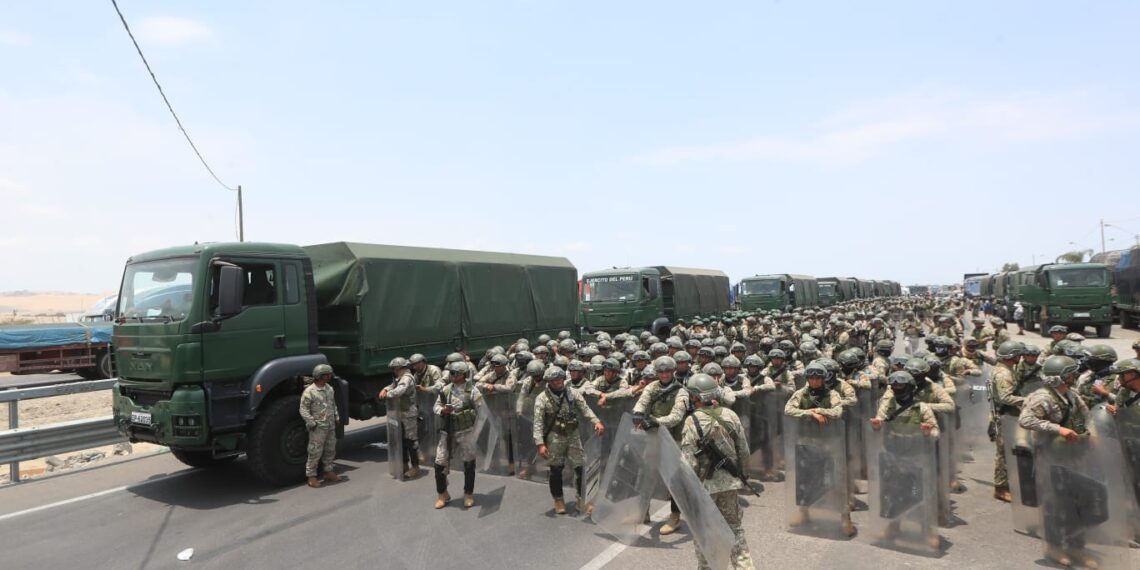 Cientos de militares fueron desplegados en la carretera Panamericana Sur en la región Ica (Foto: Twitter @MindefPeru)