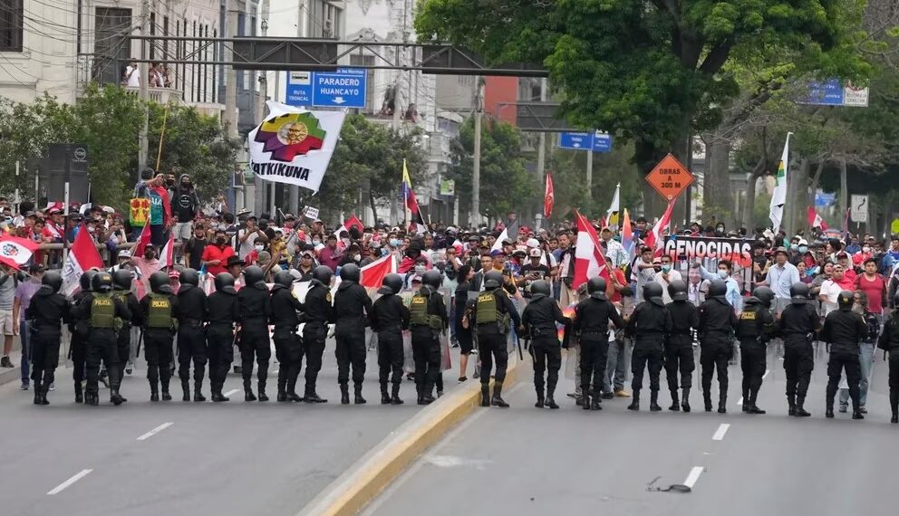 Manifestantes que viajaron a la capital desde otras partes del país se enfrentan a una línea de policías antimotines (Foto: AP)