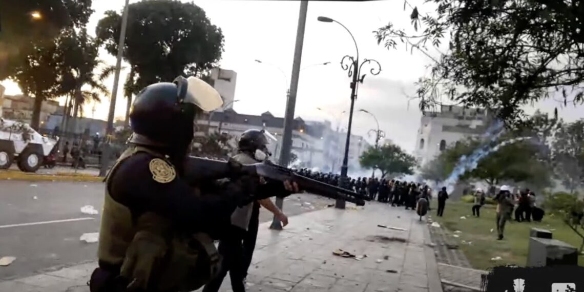 Se ha comenzado a registrar incidentes violentos durante la marcha que se viene realizando en Lima (Foto: Twitter @lamula)