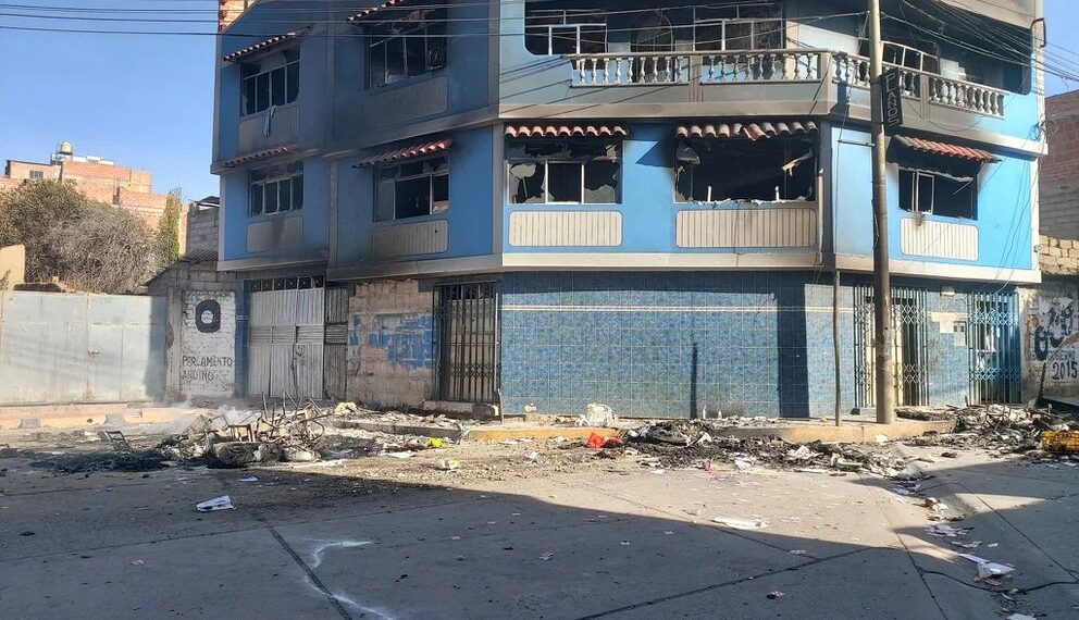 El toque de queda se ha aplicado a causa de los violentos enfrentamientos entre la policía y los manifestantes en Puno (Foto: Ilave fotos)