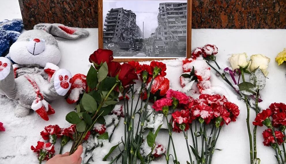 Cada vez más monumentos ucranianos en Rusia amanecen con flores a pesar de que las autoridades intensifiquen sus esfuerzos por evitar estos hechos (Foto: AFP)