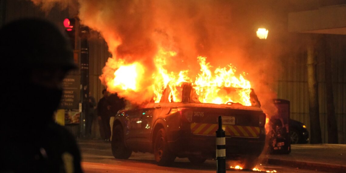 Varios vehículos y propiedad de la policía fue dañada en una ola de violencia (Foto: Twitter @BillyHeathFOX5)