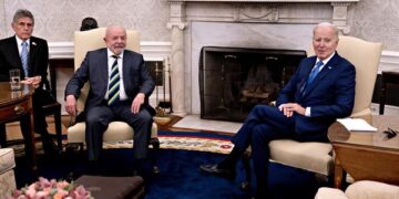 El presidente de Estados Unidos, Joe Biden, se reunió con el presidente de Brasil, Luiz Inácio Lula da Silva, en el Despacho Oval de la Casa Blanca este viernes (Foto: EFE)