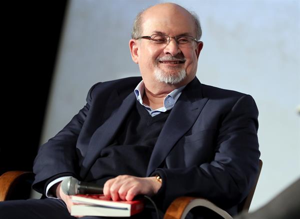 Fotografía de archivo en la que se registró al escritor indo-británico Salman Rushdie, durante una conferencia, en Berlín, Alemania (Foto: EFE)