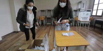Jurados de votación realizan el conteo de votos tras las Elecciones en el centro de votación Colegio Manuela Cañizarez, en Quito (Ecuador), en una fotografía de archivo. EFE/Santiago Fernández