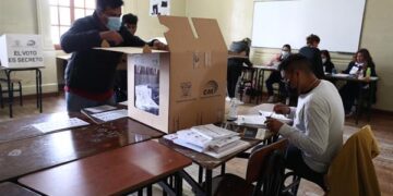 Jurados de votación realizan conteo de votos tras el cierre de mesas luego de una jornada de elecciones locales y referéndum constitucional, en Quito Ecuador (Foto: EFE)