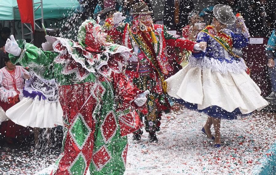 El Pepino, el Ch'uta y la Cholita paceña, los personajes principales del Carnaval de La Paz, participan en un acto para iniciar la época precarnavalera en La Paz (Bolivia), el 29 de enero de 2023. EFE/Javier Mamani