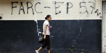 Vista de grafitis de las disidencias de las Farc en Puerto Nariño, Colombia (Foto: EFE)