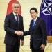 El secretario general de la OTAN, Jens Stoltenberg (I), y el primer ministro de Japón, Fumio Kishida, el 31 de enero de 2023 en Tokio. EFE/EPA/Takashi Aoyama / POOL