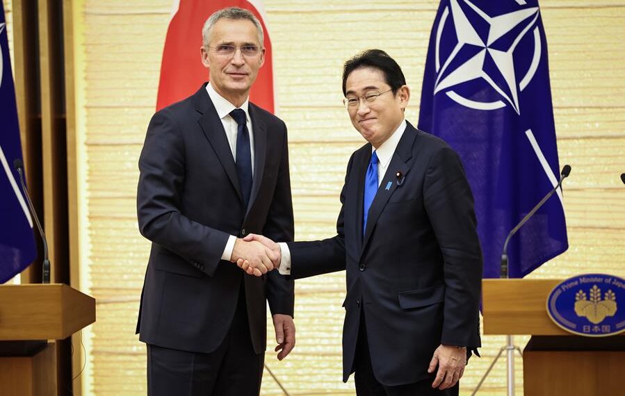 El secretario general de la OTAN, Jens Stoltenberg (I), y el primer ministro de Japón, Fumio Kishida, el 31 de enero de 2023 en Tokio. EFE/EPA/Takashi Aoyama / POOL