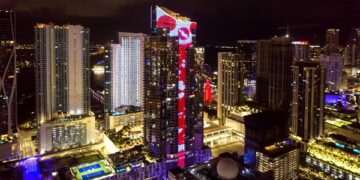 El edificio Paramount Miami Worldcenter, de 60 pisos, ha creado la tarjeta por San Valentín más grande (Foto: EFE)