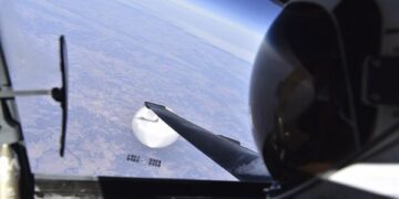 Fotografía cedida por el Departamento de Defensa de Estados Unidos donde aparece un piloto de la Fuerza Aérea mientras mira hacia abajo al presunto globo de vigilancia chino mientras sobrevolaba el 3 de febrero los Estados Unidos continentales centrales (Foto: EFE)
