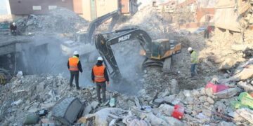Los trabajos para remover los escombros ha disparado la cifra de fallecidos en Turquía (Foto: EFE)