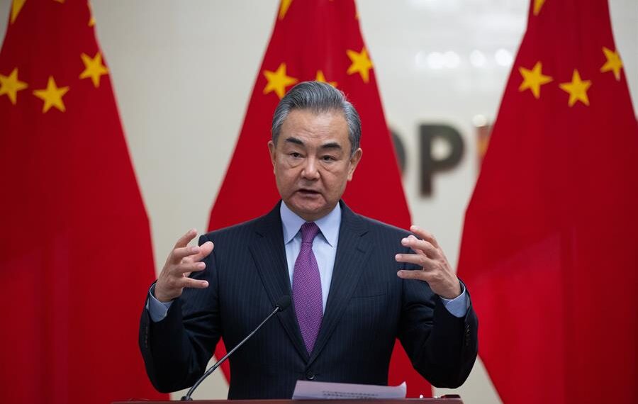 El director de la Oficina de Asuntos Exteriores de China, Wang Yi, pidió a EE. UU. “mantener la calma” tras la confirmación de que el “globo espía” que sobrevuela el país norteamericano pertenece al gigante asiático.EFE/EPA/BYAMBASUREN BYAMBA-OCHIR