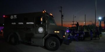Fotografía de archivo de un camión blindado que hace parte de un convoy de seguridad en el que las autoridades transportan a Ovidio Guzmán, hijo del 'Chapo', llega al penal del Altiplano, en Toluca, Estado de México (Foto: EFE)