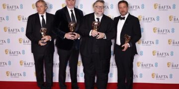 El director Guillermo del Toro posa junto a Mark Gustafson, Gary Ungar y Alex Bulkley con el premio Bafta a la mejor película animada otorgado a su filme "Pinocchio" en la ceremonia de entrega de estos galardones (Foto: EFE)