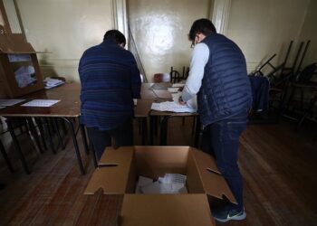 Votantes participan en una jornada de elecciones locales y referéndum constitucional, hoy, en Quito (Ecuador). EFE/ Jose Jacome