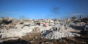 Rescatistas trabajan tras los estragos del terremoto en Idlib, Syria (Foto: EFE)